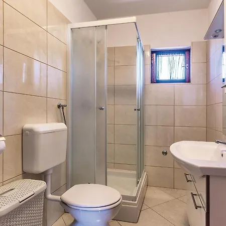 Feriehus 6 Bedroom Amazing In Bratulici Hreljići