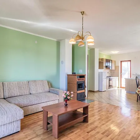 Holiday home 6 Bedroom Amazing In Bratulici