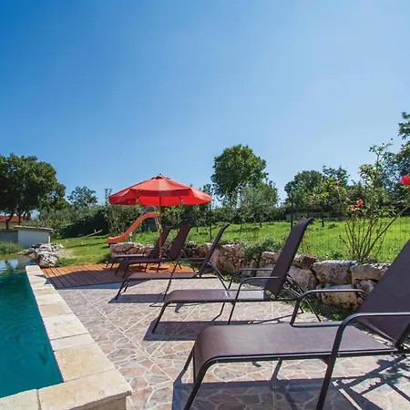 6 Bedroom Amazing In Bratulici Holiday home *