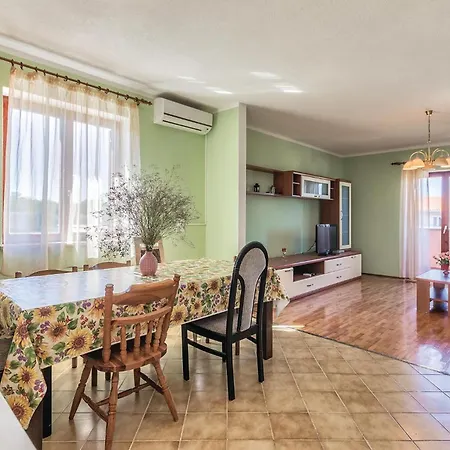 6 Bedroom Amazing In Bratulici