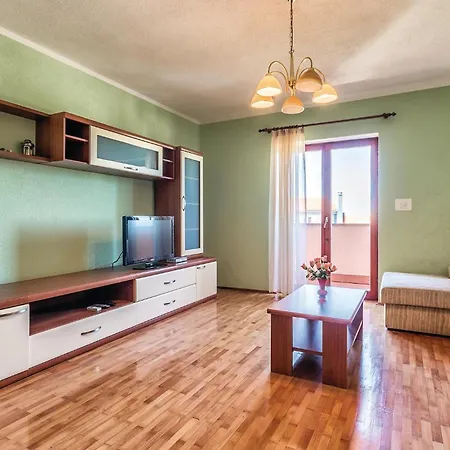6 Bedroom Amazing In Bratulici