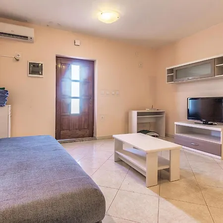 Holiday home 6 Bedroom Amazing In Bratulici *