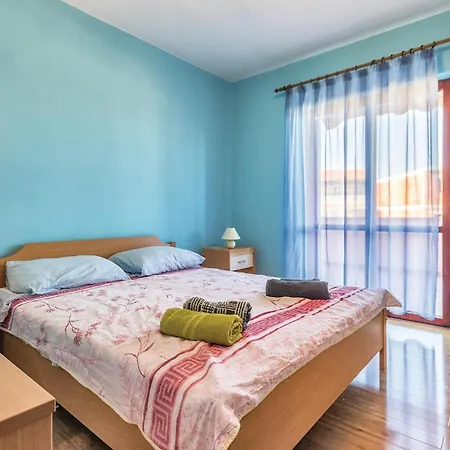 Holiday home 6 Bedroom Amazing In Bratulici