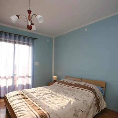 Holiday home 6 Bedroom Amazing In Bratulici *