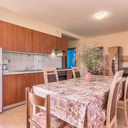 6 Bedroom Amazing In Bratulici Holiday home *