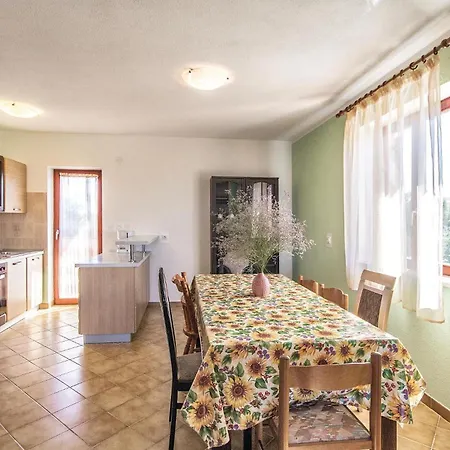 6 Bedroom Amazing In Bratulici Holiday home *