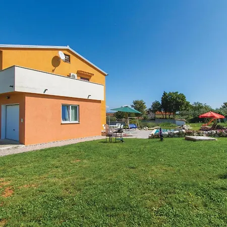 Holiday home 6 Bedroom Amazing In Bratulici *